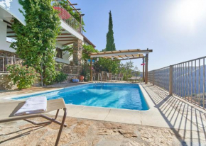 Cozy Chalet in Laroya + Pool, Laroya